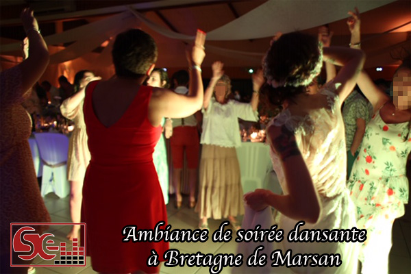 ambiance musicale de soiree dansante piste de danse bretagne de marsan dj djette sud evenements sonorisation ouverture de bal maries mariages bras en l air landes bayonne