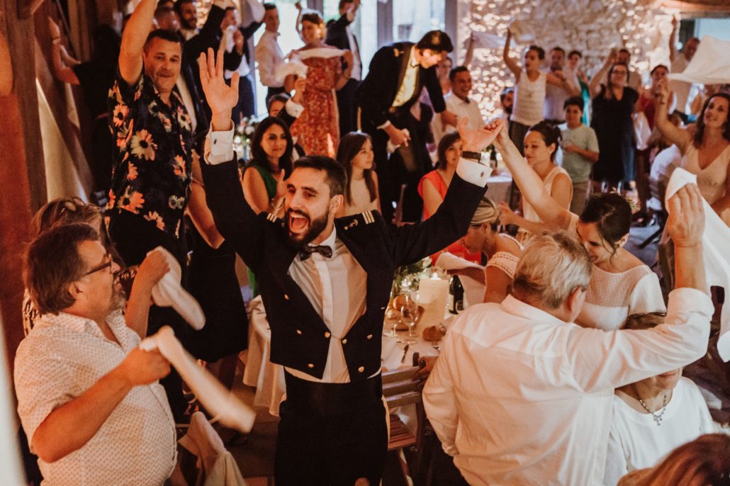Animation du repas de mariage, invités agitant leurs serviettes autour du marié officier de marine — Domaine de Tilh à Loubieng, DJ Sud Évènements Sonorisation