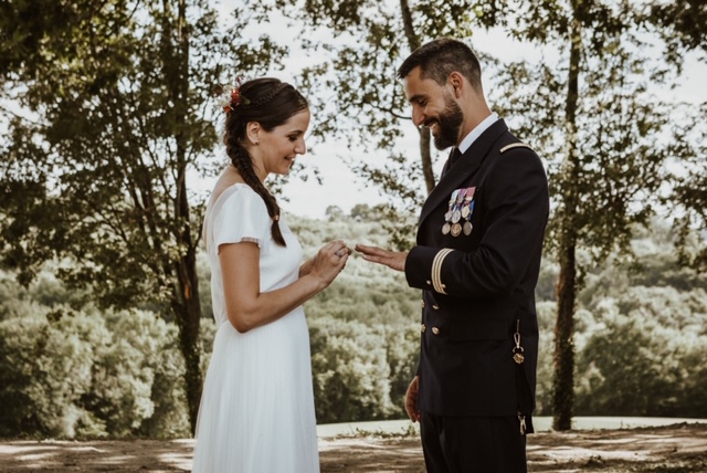Échange des alliances lors de la cérémonie laïque en extérieur — mariage au Domaine de Tilh à Loubieng