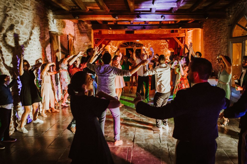 Piste de danse comble en soirée sous jeux de lumière — mariage au Domaine de Tilh à Loubieng, DJ Sud Évènements Sonorisation