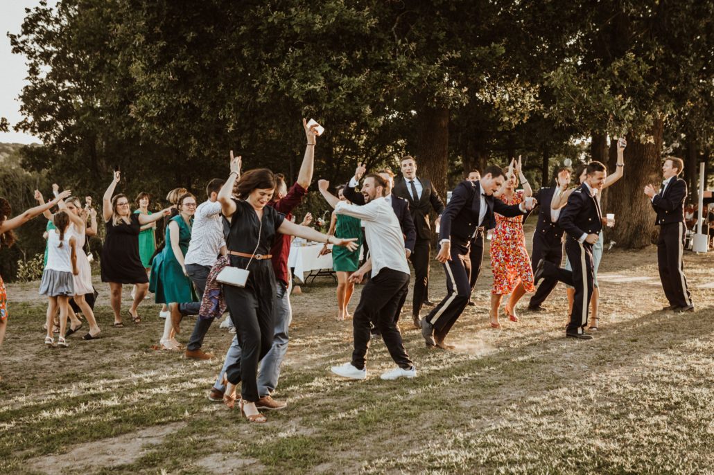 Soirée dansante en extérieur au coucher du soleil — mariage au Domaine de Tilh à Loubieng, DJ Sud Évènements Sonorisation