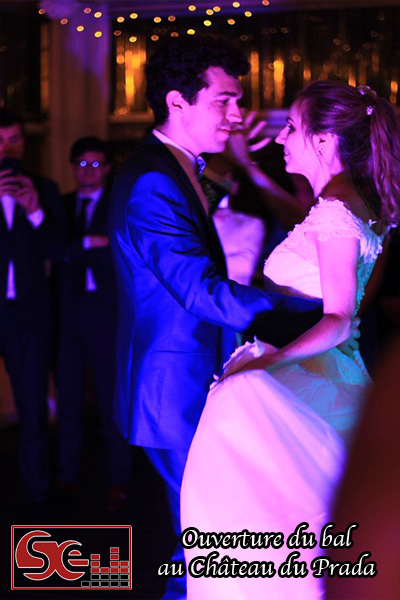 dj sud evenements sonorisation mariage wedding djette mise en lumiere ouverture du bal premiere danse chateau du prada saint lon les mines mise en lumiere decoration lumineuse piste de danse invites heureux maries souriants amour love dax